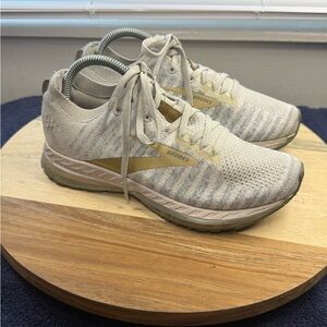 Brooks Bedlam 2  Running Shoes - Cream with Gold Accent (Women’s 6.5)